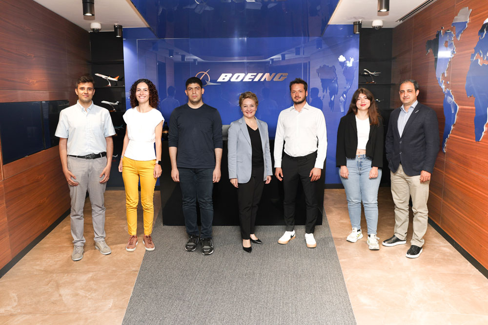 Boeing Türkiye Genel Müdürü ve Ülke Temsilcisi Ayşem Sargın stajyer öğrencilerle birlikte - 1