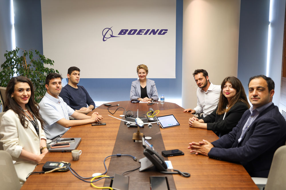 Boeing Türkiye Genel Müdürü ve Ülke Temsilcisi Ayşem Sargın stajyer öğrencilerle birlikte - 2